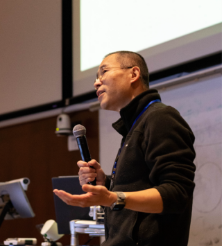 Jinsong Li 在英屬哥倫比亞大學的駭客馬拉松活動上發表演講,為活動揭開序幕